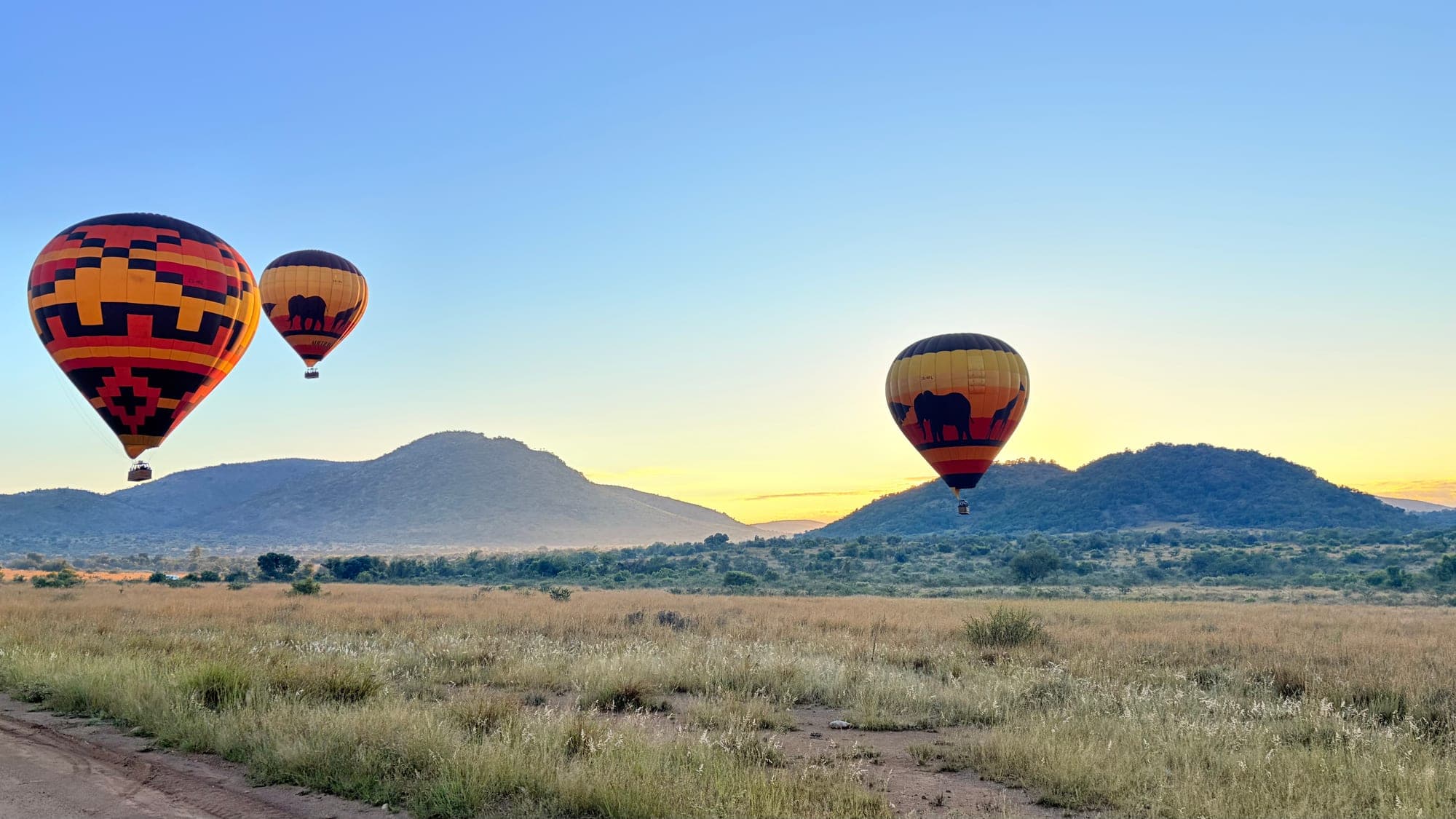 Balões sobre a savana ao amanhecer, em safári na África do Sul