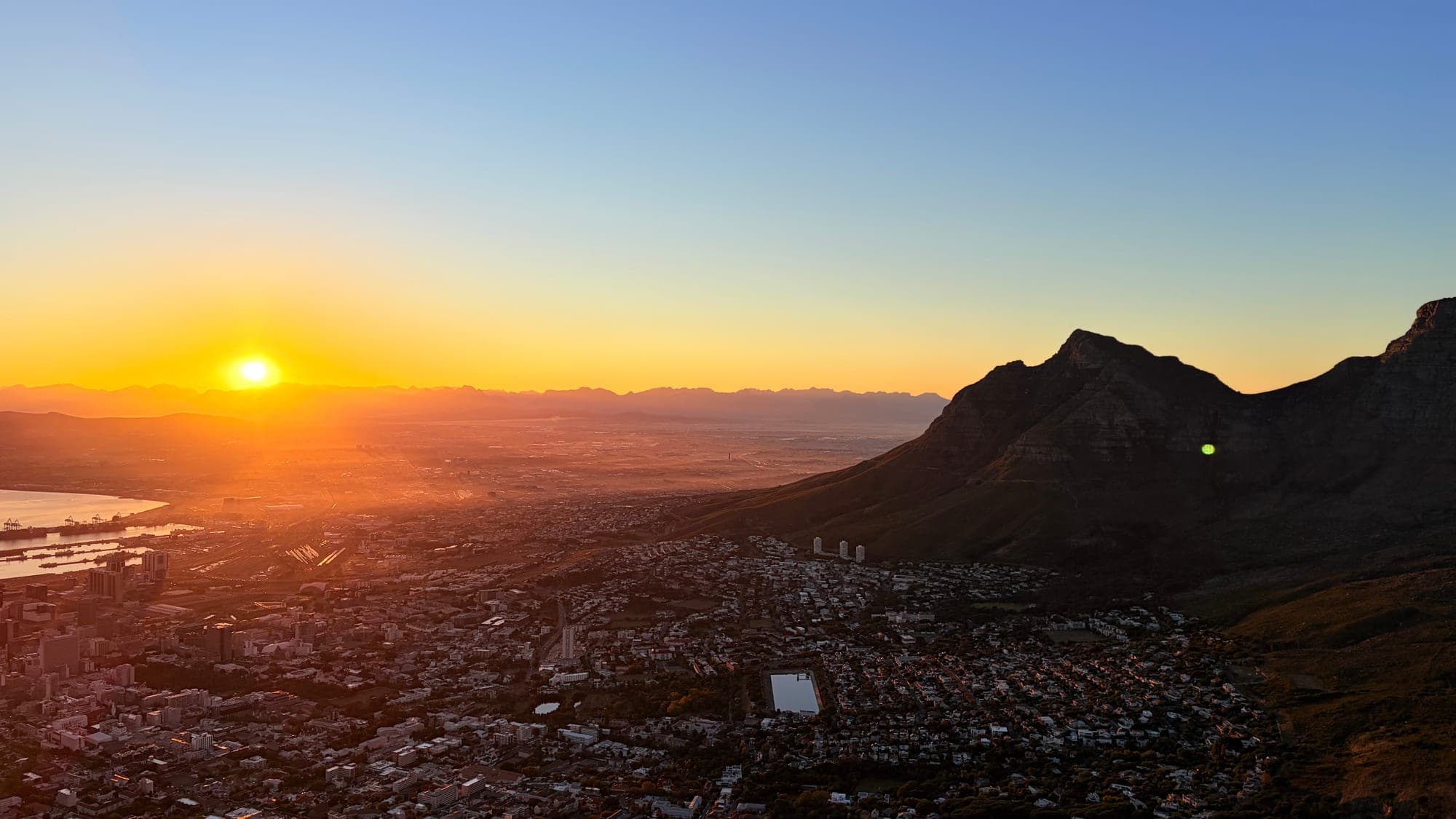 Nascer do sol sobre a Cidade do Cabo, com a Table Mountain à direita
