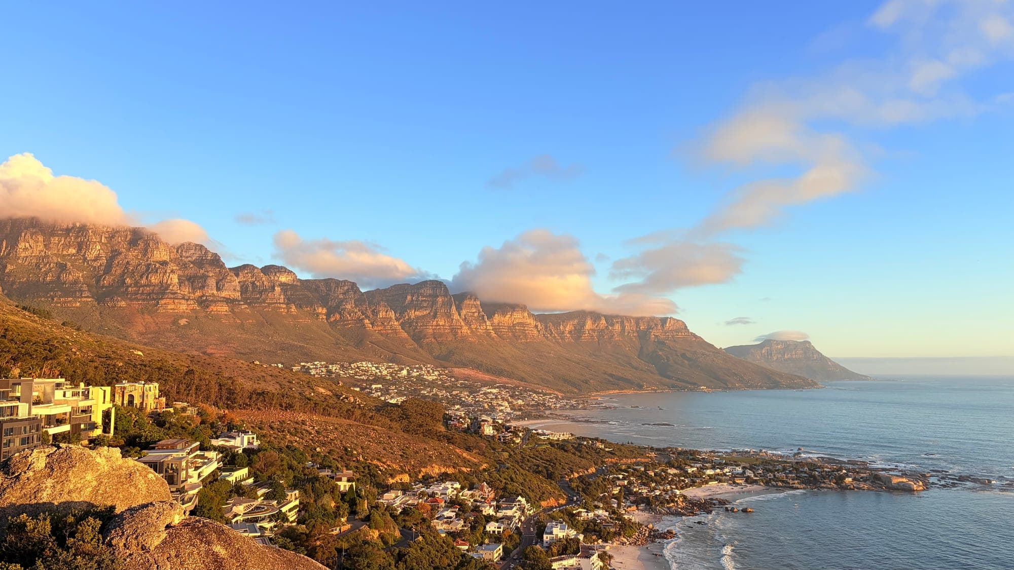 Camps Bay e a cadeia dos Doze Apóstolos ao entardecer, na Cidade do Cabo