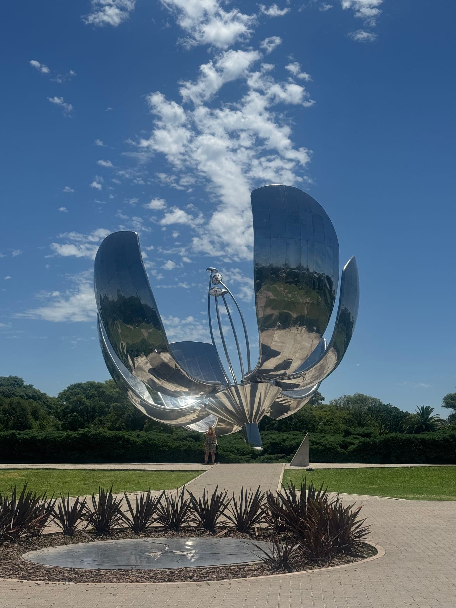Floralis Genérica, a flor de aço da Plaza de las Naciones Unidas, em Buenos Aires