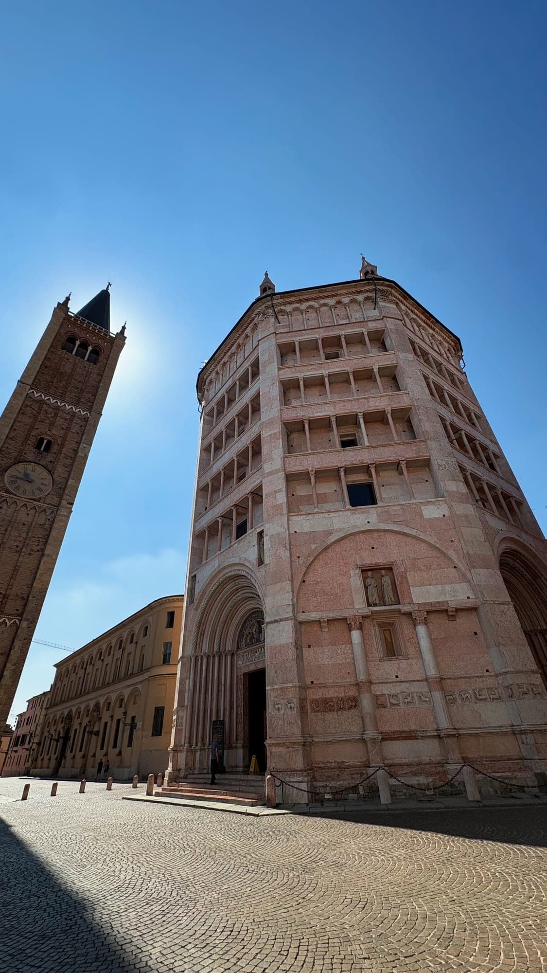 Batistério de Parma, em mármore rosa, com a torre do Duomo ao lado