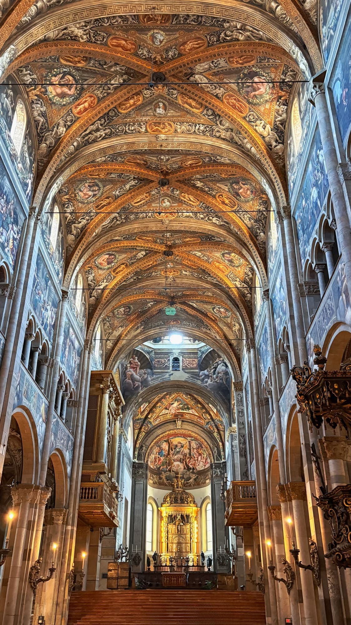 Nave da Catedral de Parma, com os afrescos do teto