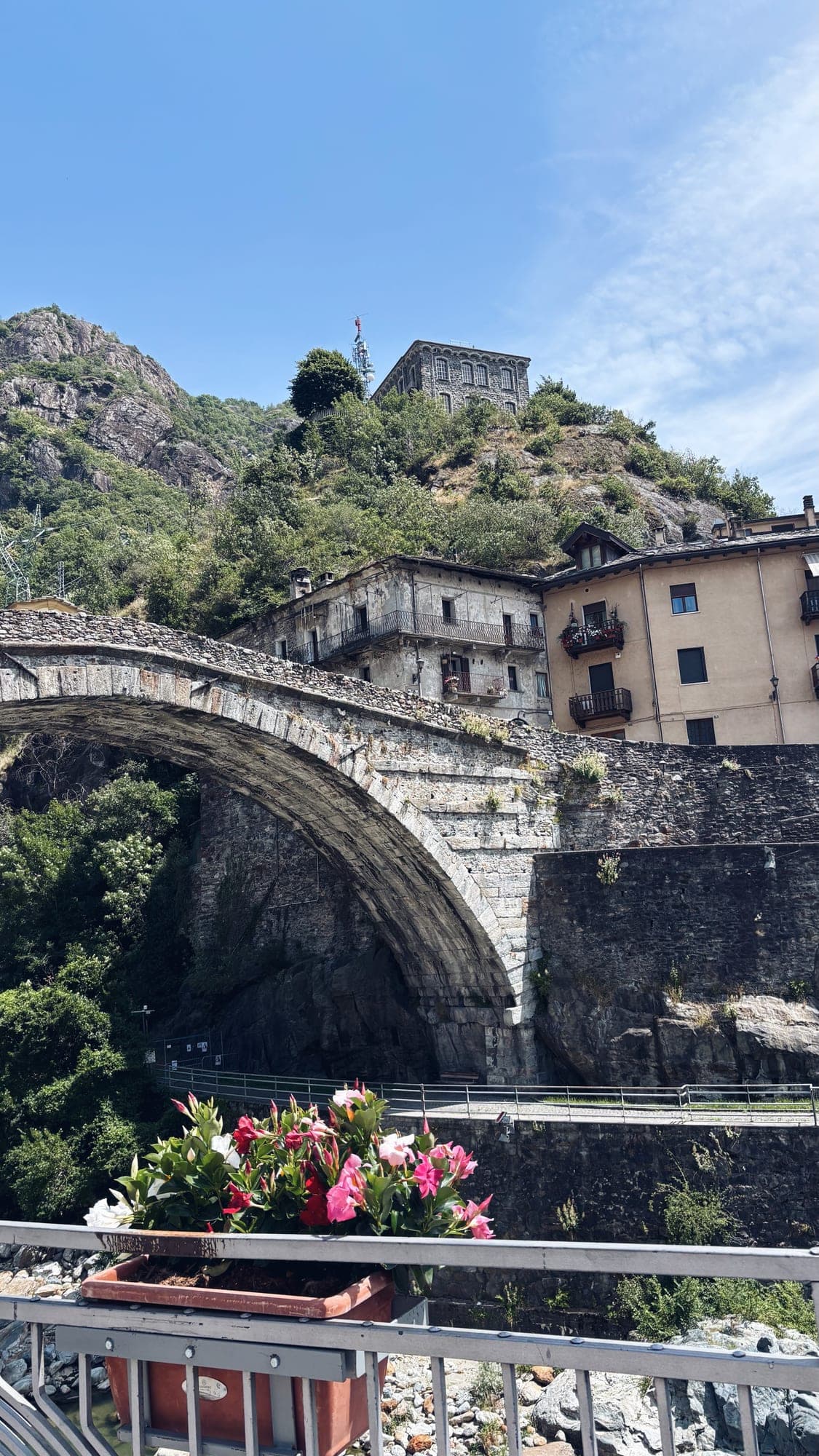 Ponte romana de arco único em Pont-Saint-Martin, no Vale de Aosta