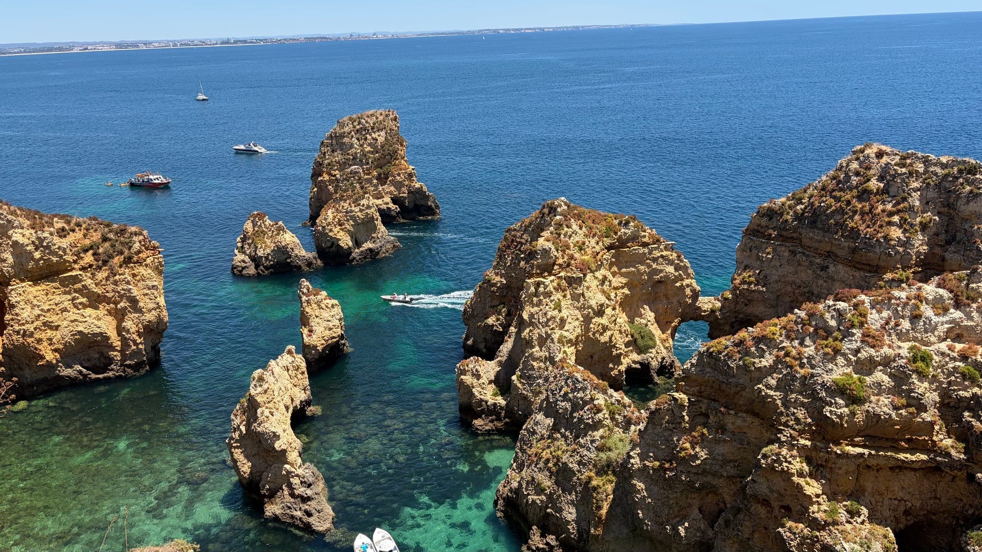 Falésias e mar transparente da Ponta da Piedade, em Lagos, no Algarve